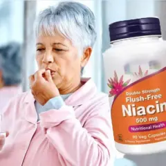 Mujer mayor toma una pastilla de niacina, que es vitamina B3 para que sirve en la salud nutricional.