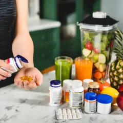 Persona optimiza su salud con biohacking suplementos y batidos de frutas.