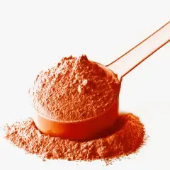 Una cuchara naranja llena de polvo de whey, ideal para tus batidos post-entreno.