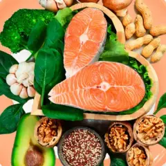 Salmón, brócoli, espinacas, aguacate, ajo, nueces y quinoa. Alimentos ricos en magnesio, es bueno tomar magnesio todos los días para una vida saludable.