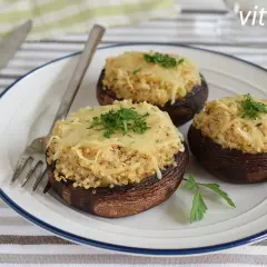 Champiñones rellenos de quinoa y queso, una opción deliciosa de alimentos bajos en calorías.