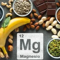 Plátano, espinacas, semillas de calabaza, almendras, cacahuetes, chocolate y más, todos son alimentos con magnesio.