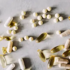 Pastillas y cápsulas de suplementos, algunas amarillas translúcidas, otras blancas y beige. Se investiga para qué sirve la berberina.