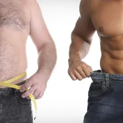 Antes y después de una dieta culturista: un hombre con sobrepeso y cinta métrica, junto a otro con abdominales definidos y pantalones holgados.