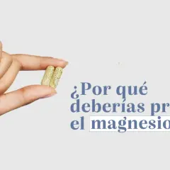 ¿Por qué deberías probar el magnesio? Una mano sostiene dos cápsulas, sugiriendo cuándo tomar magnesio para mejorar tu bienestar.