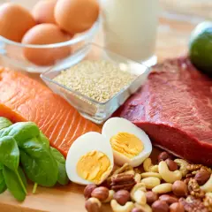 Salmón, carne roja, pollo, huevos, espinacas, frutos secos y quinoa, alimentos ricos en creatina para potenciar tu energía.