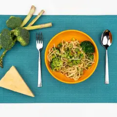 Pasta con brócoli y espárragos, ideal para tus recetas fitness. Un plato ligero y nutritivo con queso parmesano.
