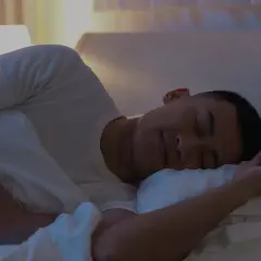 Hombre durmiendo plácidamente. El magnesio para dormir ayuda a lograr un descanso profundo y reparador.