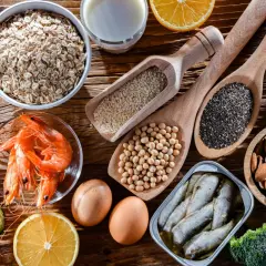 Variedad de alimentos ricos en calcio: avena, queso, camarones, huevos, leche, naranjas, aguacate, espinacas, almendras, brócoli, sardinas, semillas de sésamo, soja y chía.
