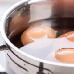 Huevos cocinándose en una olla. ¿Cuánto dura un huevo desde que lo pone la gallina? Depende de cómo lo cocines.