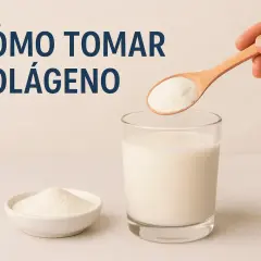 Una mano vierte colágeno en polvo en un vaso de leche. Descubre cuándo es mejor tomar el colágeno para maximizar sus beneficios.
