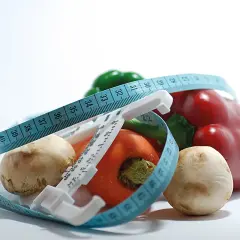 Verduras frescas y cinta métrica, símbolos de dietas milagro y un estilo de vida saludable.