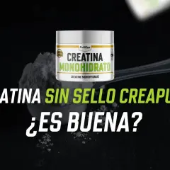 Un envase de creatina monohidrato en polvo sobre una cuchara. Texto: "Creatina sin sello Creapure: ¿es buena?".
