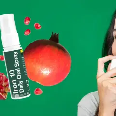 Mujer sonriente usa spray bucal de hierro con sabor a granada. ¡Adiós a las pastillas de hierro!