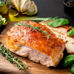 Jugosa carne de pavo asada, dorada y tierna, servida con hierbas frescas y especias.