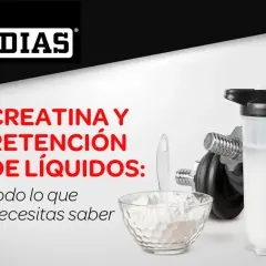 Plan 90 Días: Creatina y retención de líquidos, todo lo que necesitas saber.pesas, batido y polvo de creatina.