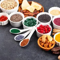 Variedad de alimentos saludables: semillas, bayas, algas, cúrcuma y frutos secos, ideales para una dieta antes de colonoscopia.