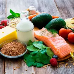 Salmón, aguacates, bayas, lácteos y granos son clave en tu dieta para ganar masa muscular.