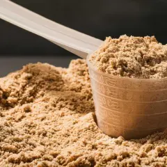 Un scoop de proteina listo para tu batido post-entreno. Polvo fino y listo para mezclar.