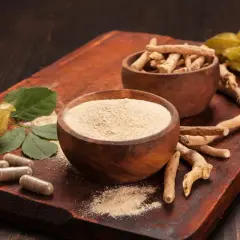 Raíces, polvo y cápsulas de ashwagandha. Considera las ashwagandha contraindicaciones antes de su uso.