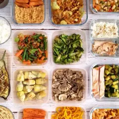 Comida preparada en recipientes para batch cooking: arroz, pollo, verduras, pasta y más.