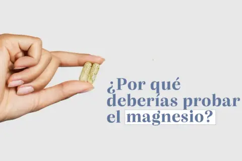 ¿Por qué deberías probar el magnesio? Una mano sostiene dos cápsulas, sugiriendo cuándo tomar magnesio para mejorar tu bienestar.
