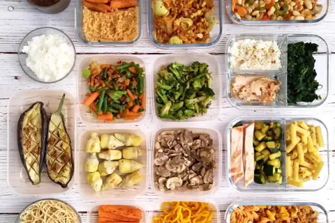 Comida preparada en recipientes para batch cooking: arroz, pollo, verduras, pasta y más.