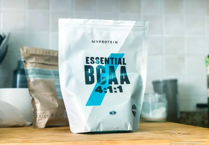 Bolsa de Myprotein Essential BCAA 4:1:1, suplemento de aminoácidos ramificados para deportistas.