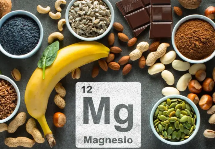 Plátano, espinacas, semillas de calabaza, almendras, cacahuetes, chocolate y más, todos son alimentos con magnesio.