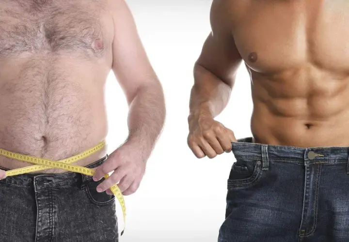 Antes y después de una dieta culturista: un hombre con sobrepeso y cinta métrica, junto a otro con abdominales definidos y pantalones holgados.