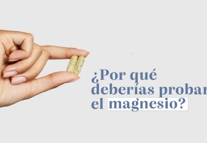 ¿Por qué deberías probar el magnesio? Una mano sostiene dos cápsulas, sugiriendo cuándo tomar magnesio para mejorar tu bienestar.