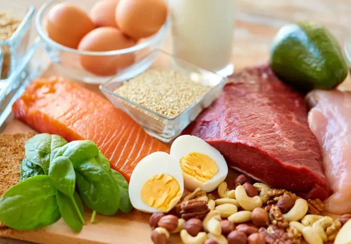 Salmón, carne roja, pollo, huevos, espinacas, frutos secos y quinoa, alimentos ricos en creatina para potenciar tu energía.