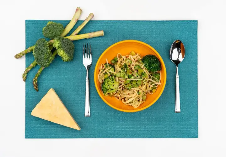 Pasta con brócoli y espárragos, ideal para tus recetas fitness. Un plato ligero y nutritivo con queso parmesano.