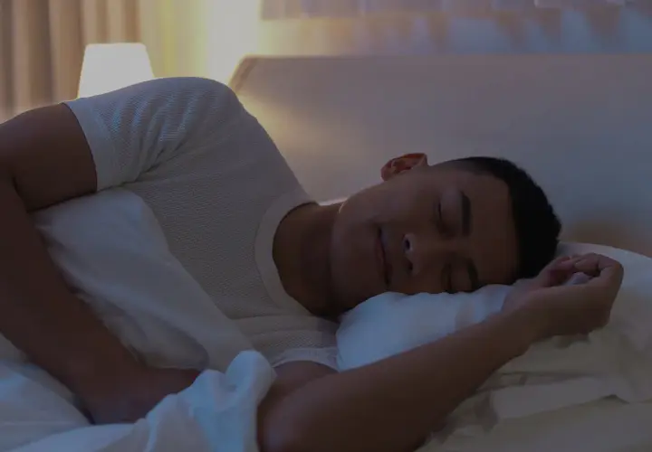 Hombre durmiendo plácidamente. El magnesio para dormir ayuda a lograr un descanso profundo y reparador.