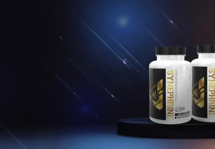 Dos frascos de suplemento "Synephrine" en un podio. Descubre qué es la sinefrina y sus beneficios.