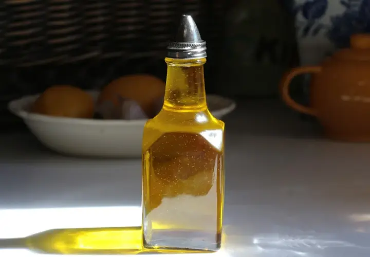 Botella de aceite de orégano. Precaución con los peligros del aceite de orégano, su uso excesivo puede ser perjudicial.