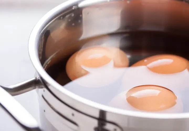 Huevos cocinándose en una olla. ¿Cuánto dura un huevo desde que lo pone la gallina? Depende de cómo lo cocines.
