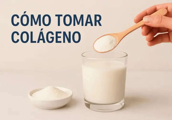 Una mano vierte colágeno en polvo en un vaso de leche. Descubre cuándo es mejor tomar el colágeno para maximizar sus beneficios.