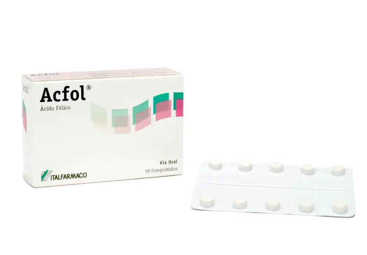 Acfol, ácido fólico, es un suplemento para la salud. La caja muestra el nombre y el contenido, junto a un blíster con comprimidos.