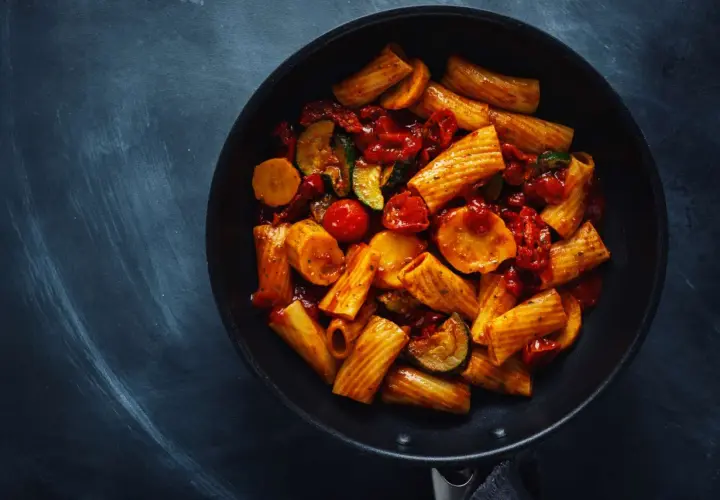 Rigatoni con calabacín, tomates secos y patatas. Un plato ideal para una dieta para engordar, lleno de sabor y energía.