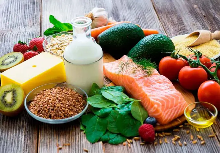 Salmón, aguacates, bayas, lácteos y granos son clave en tu dieta para ganar masa muscular.