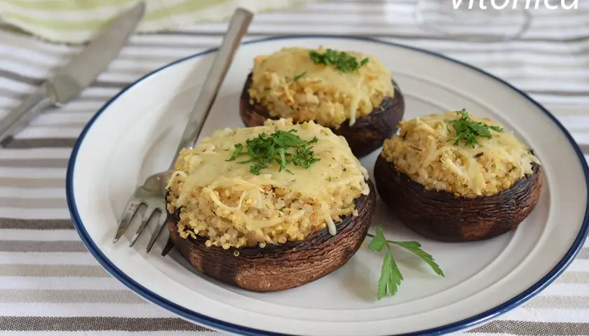 Champiñones rellenos de quinoa y queso, una opción deliciosa de alimentos bajos en calorías.