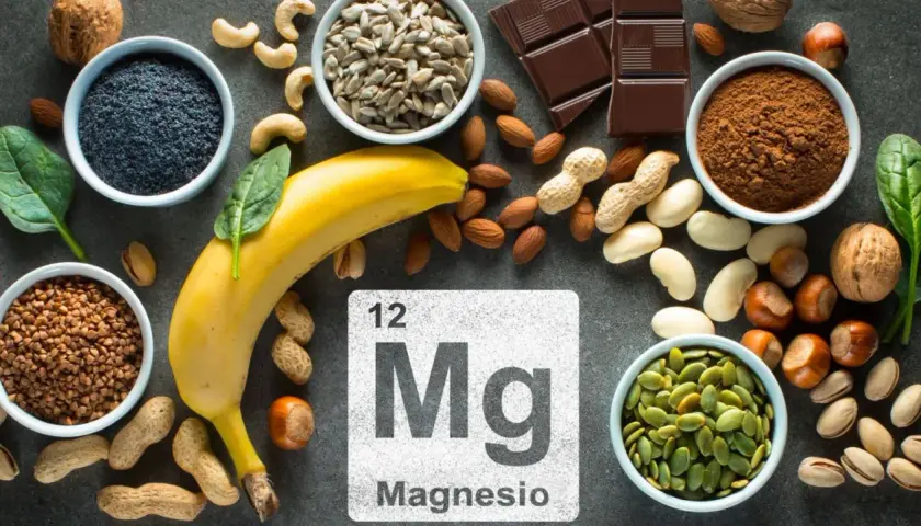 Plátano, espinacas, semillas de calabaza, almendras, cacahuetes, chocolate y más, todos son alimentos con magnesio.