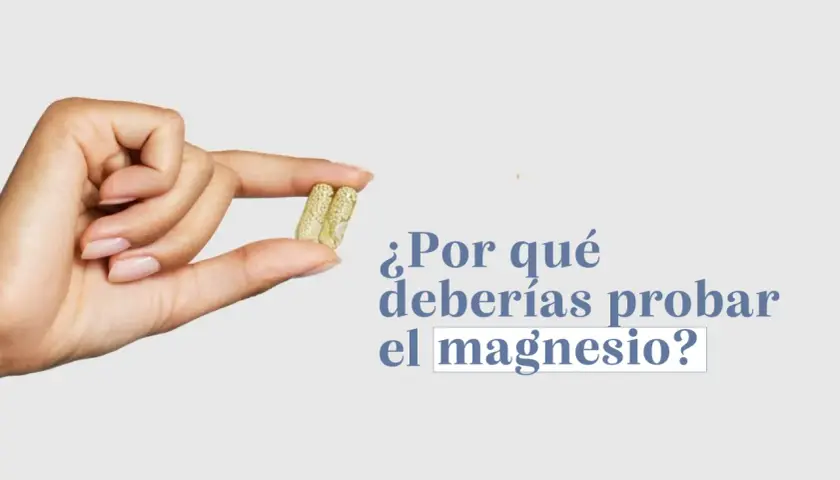¿Por qué deberías probar el magnesio? Una mano sostiene dos cápsulas, sugiriendo cuándo tomar magnesio para mejorar tu bienestar.