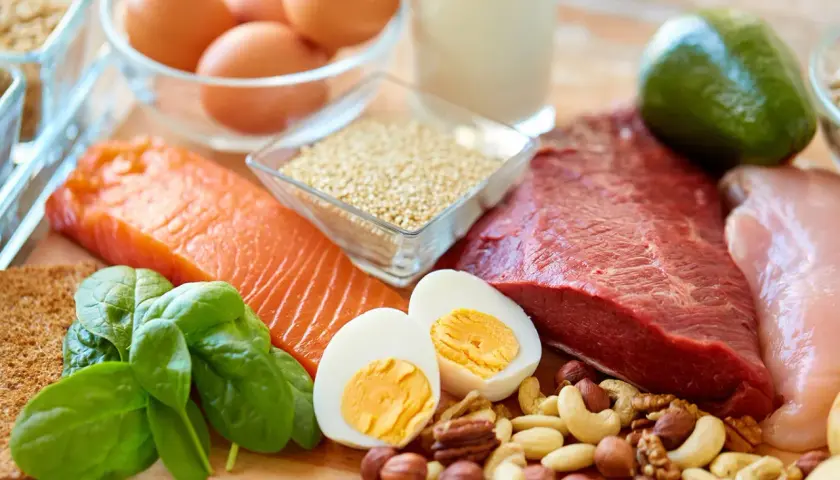 Salmón, carne roja, pollo, huevos, espinacas, frutos secos y quinoa, alimentos ricos en creatina para potenciar tu energía.