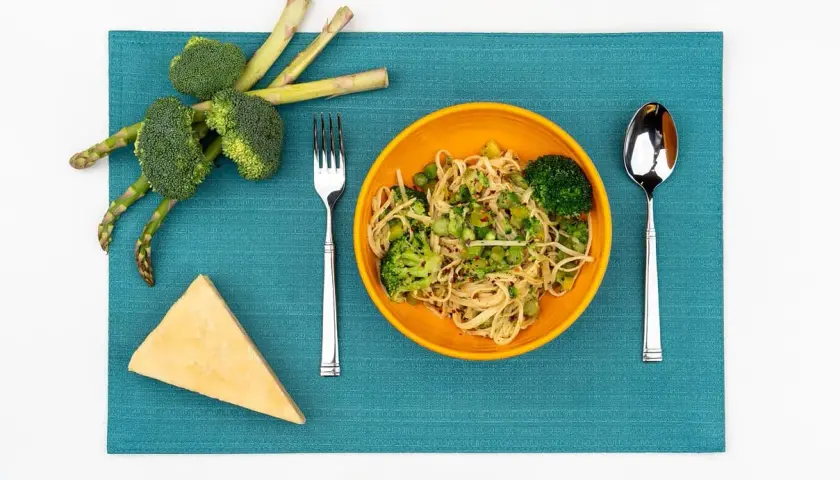 Pasta con brócoli y espárragos, ideal para tus recetas fitness. Un plato ligero y nutritivo con queso parmesano.