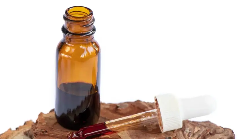 Frasco ámbar con extracto oscuro y gotero. Se exploran las **pycnogenol propiedades** en este líquido, sugerente de bienestar natural.