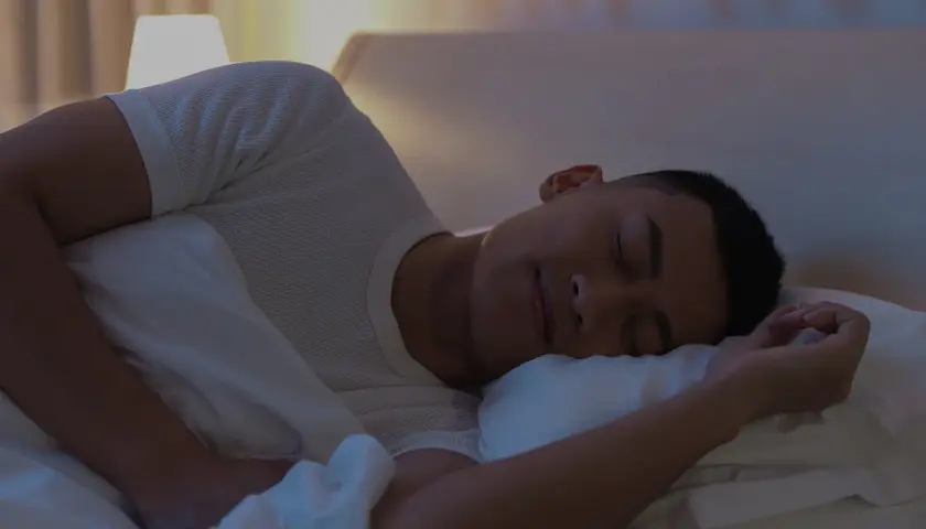 Hombre durmiendo plácidamente. El magnesio para dormir ayuda a lograr un descanso profundo y reparador.