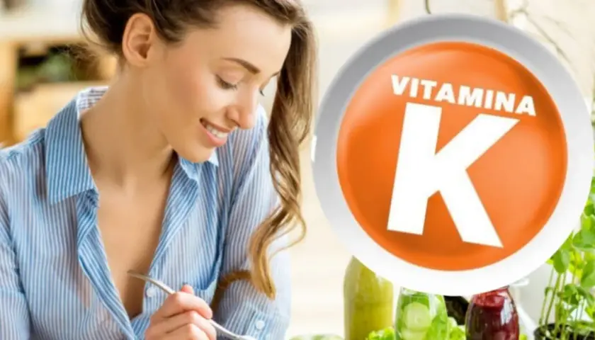 Mujer sonriente comiendo ensalada. El círculo naranja con "VITAMINA K" resalta sus beneficios para la salud.
