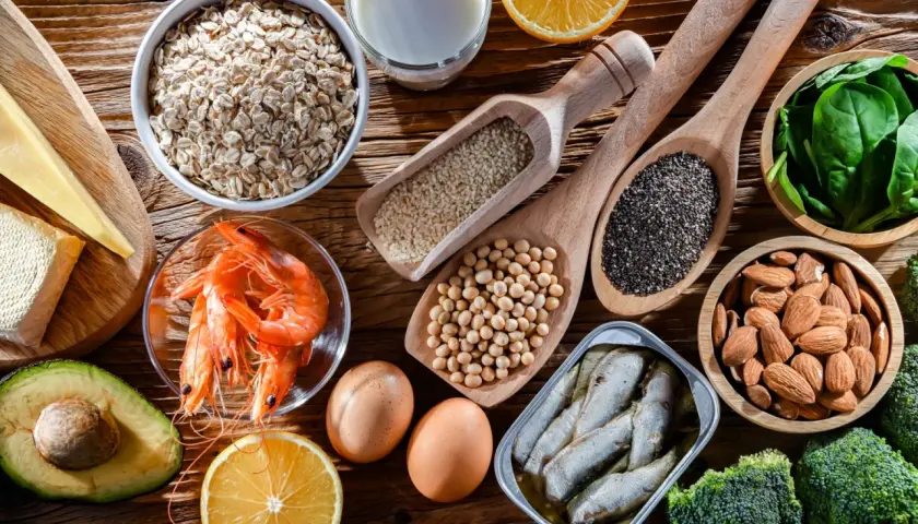 Variedad de alimentos ricos en calcio: avena, queso, camarones, huevos, leche, naranjas, aguacate, espinacas, almendras, brócoli, sardinas, semillas de sésamo, soja y chía.